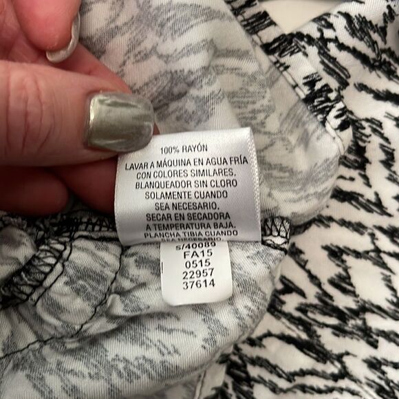 Thalia and Sodi rayon blouse.  Size Medium. 3/4 length sleeve that rolls up. - Picture 6 of 9